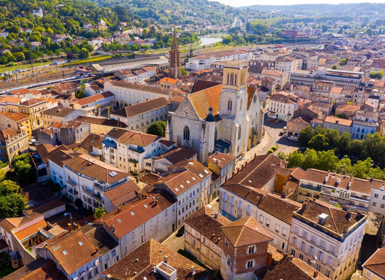 Vue aérienne du centre-ville d'Agen et de la cathédrale Saint-Caprais