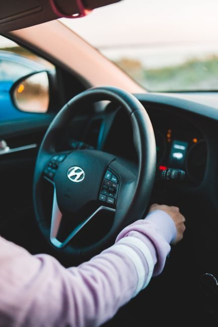 Mains au volant du taxi au départ d'une course réservée par téléphone